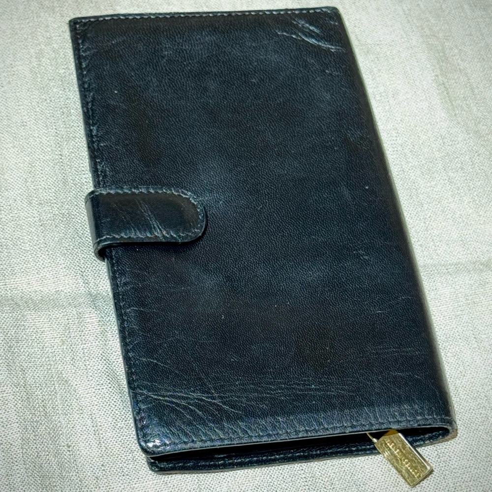 Pre Loved Bottega Veneta  Long Bi-Fold Unisex Wallet in Black Leather